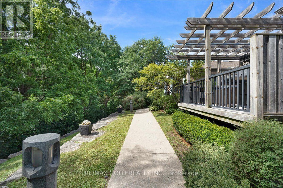 2 - 465 COLUMBIA STREET W — photo 3