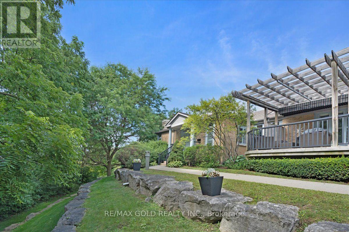 #2 465 COLUMBIA STREET W - 50
