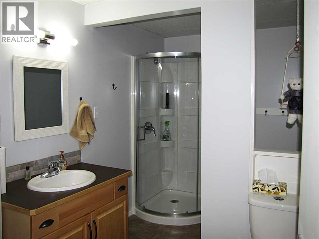 4923 52 Avenue - Image 25