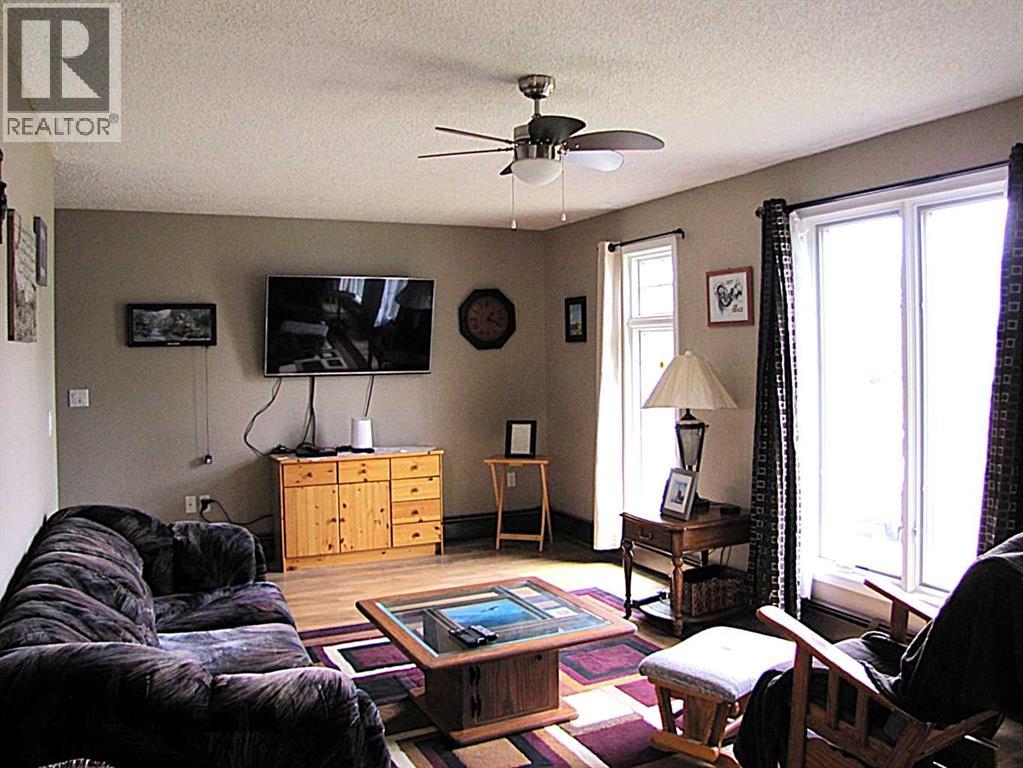 4923 52 Avenue - Image 3
