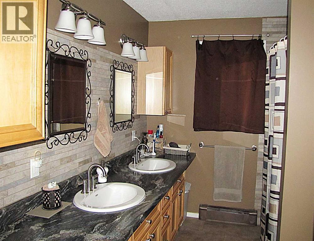 4923 52 Avenue - Image 16