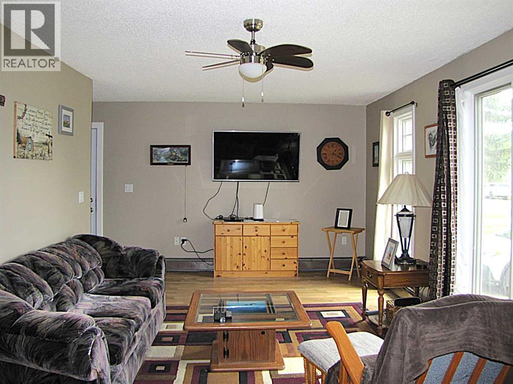 4923 52 Avenue - Image 4