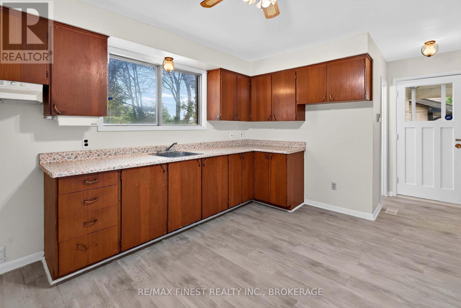 92 CLIFF CRESCENT - 9