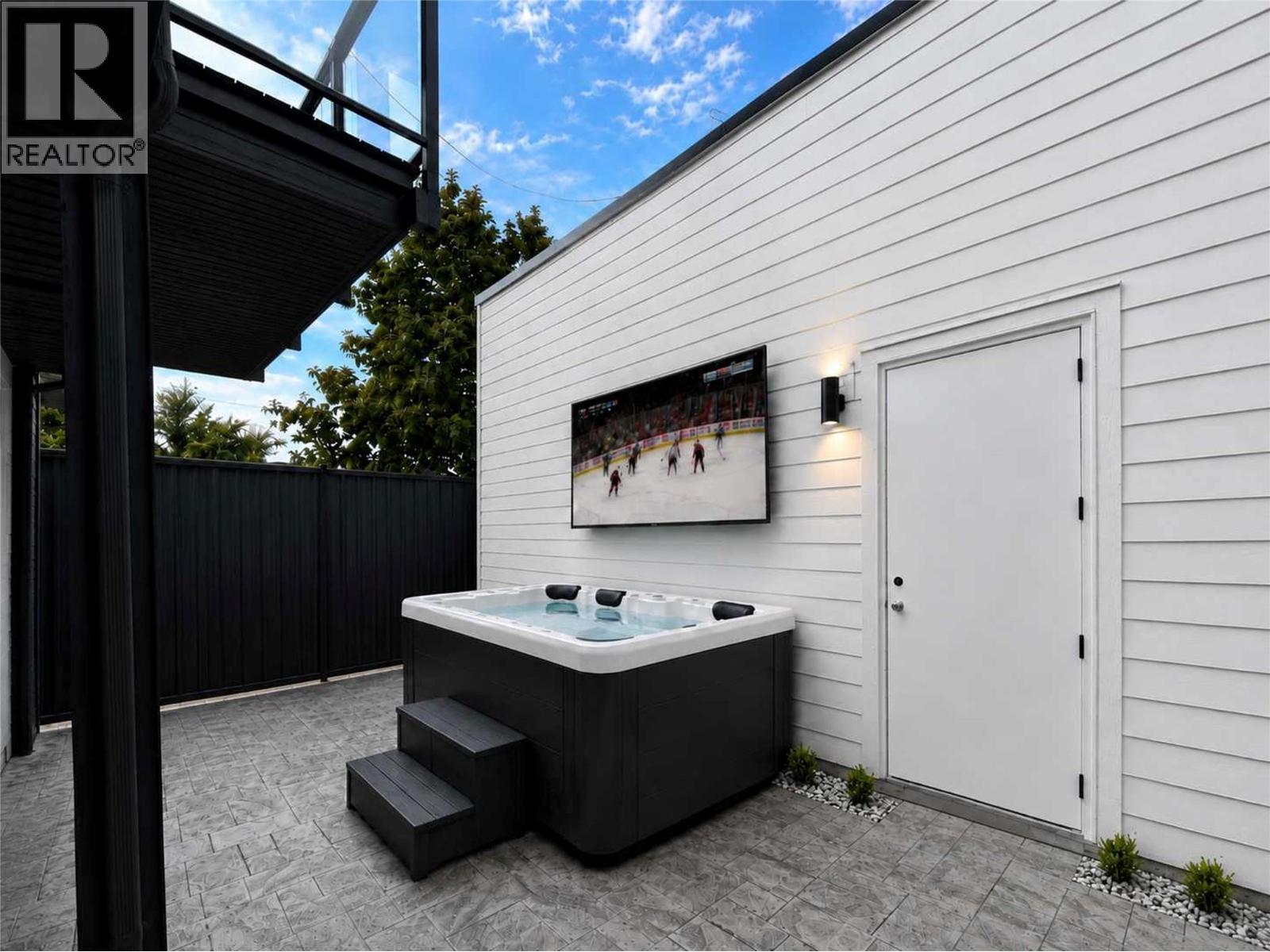 1 777 Coopland Crescent, Kelowna