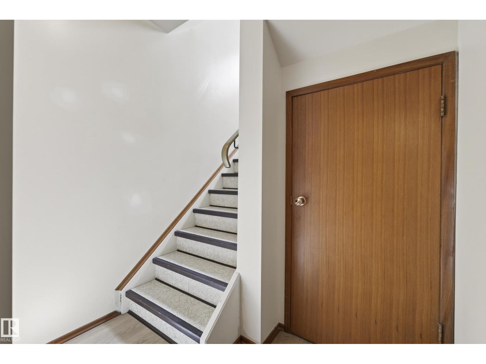 9821 83 AV NW - 30
