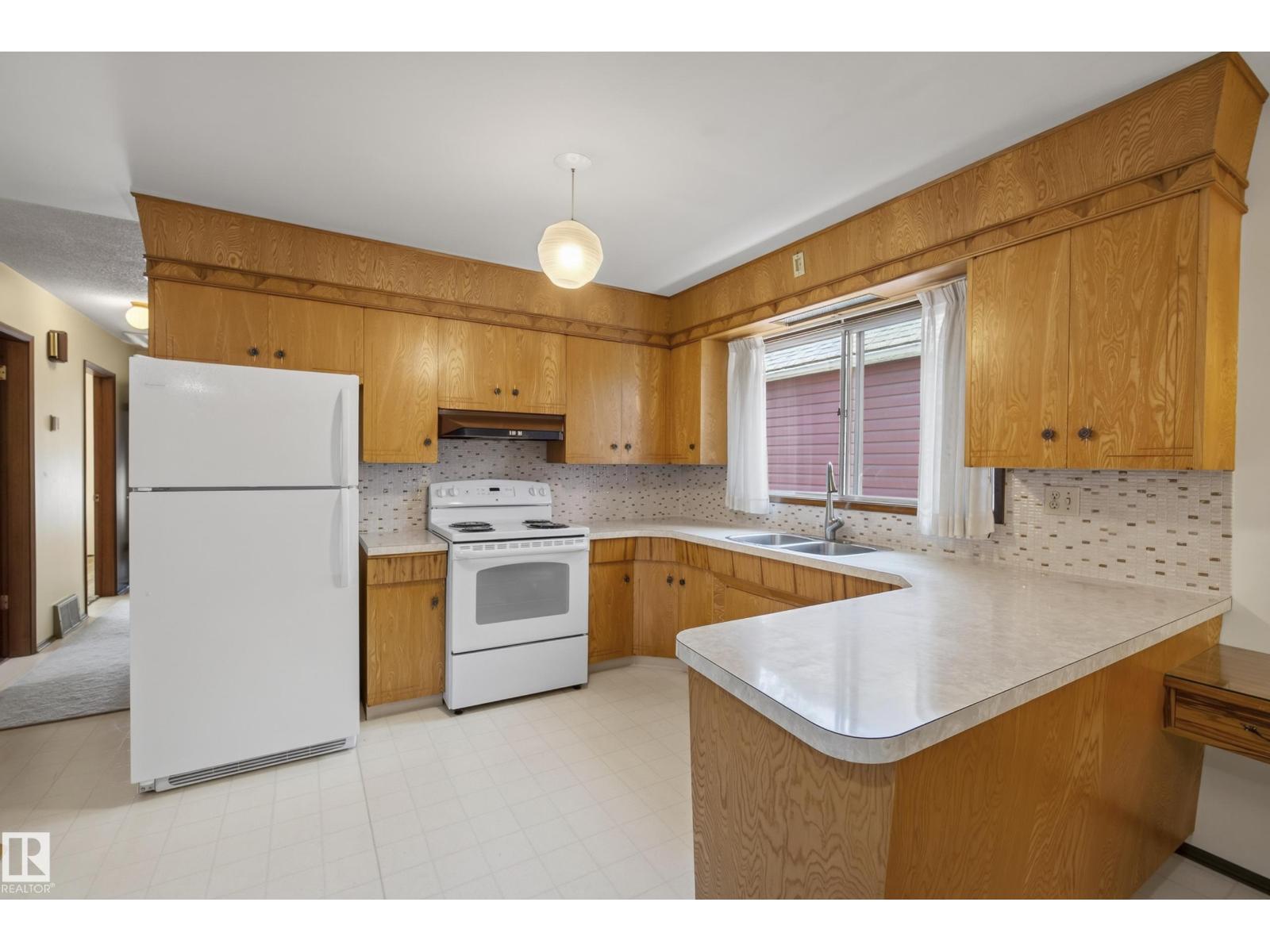 9821 83 AV NW - Image 15