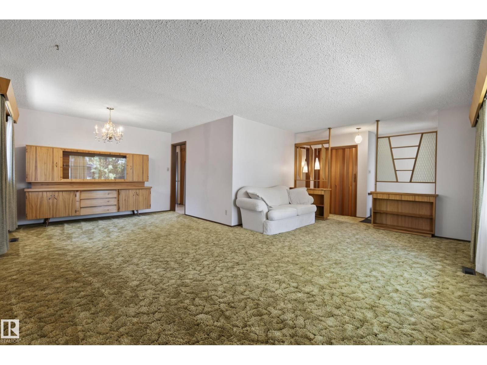 9821 83 AV NW - Image 11