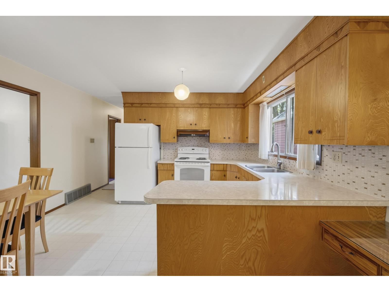9821 83 AV NW - Image 16