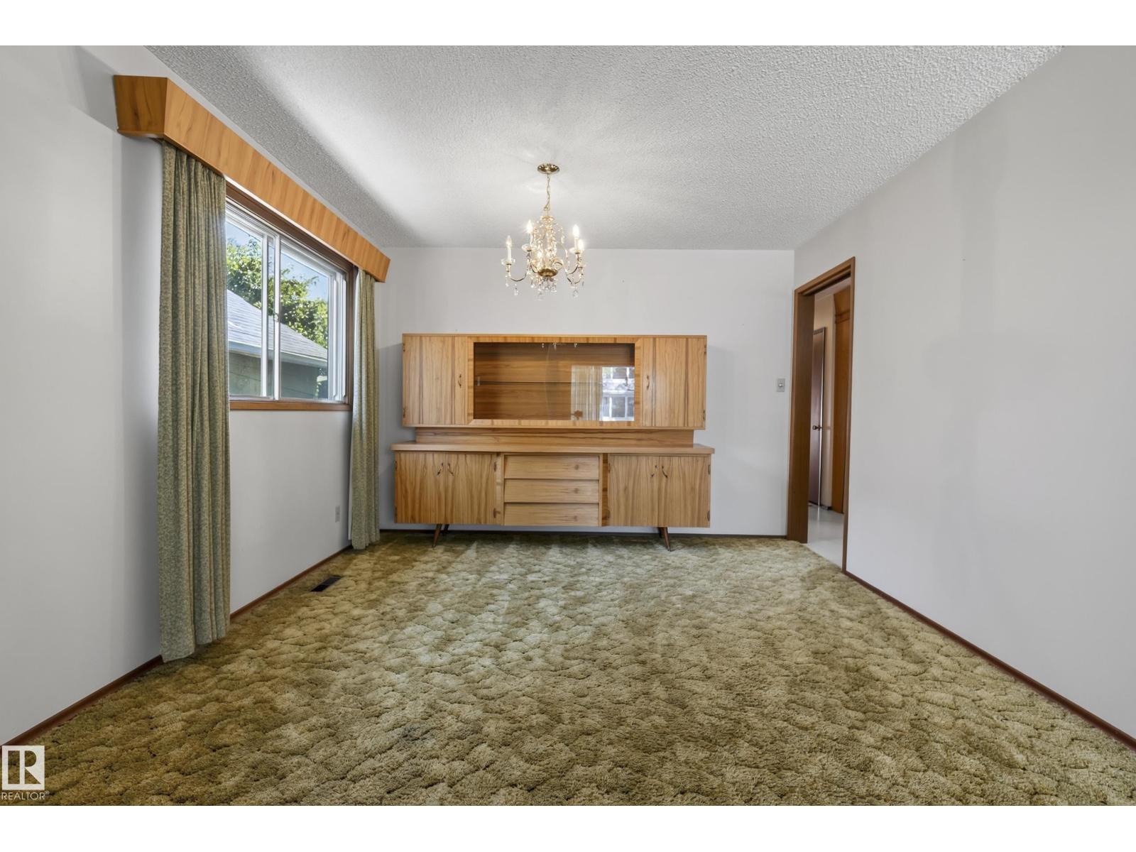 9821 83 AV NW - Image 12