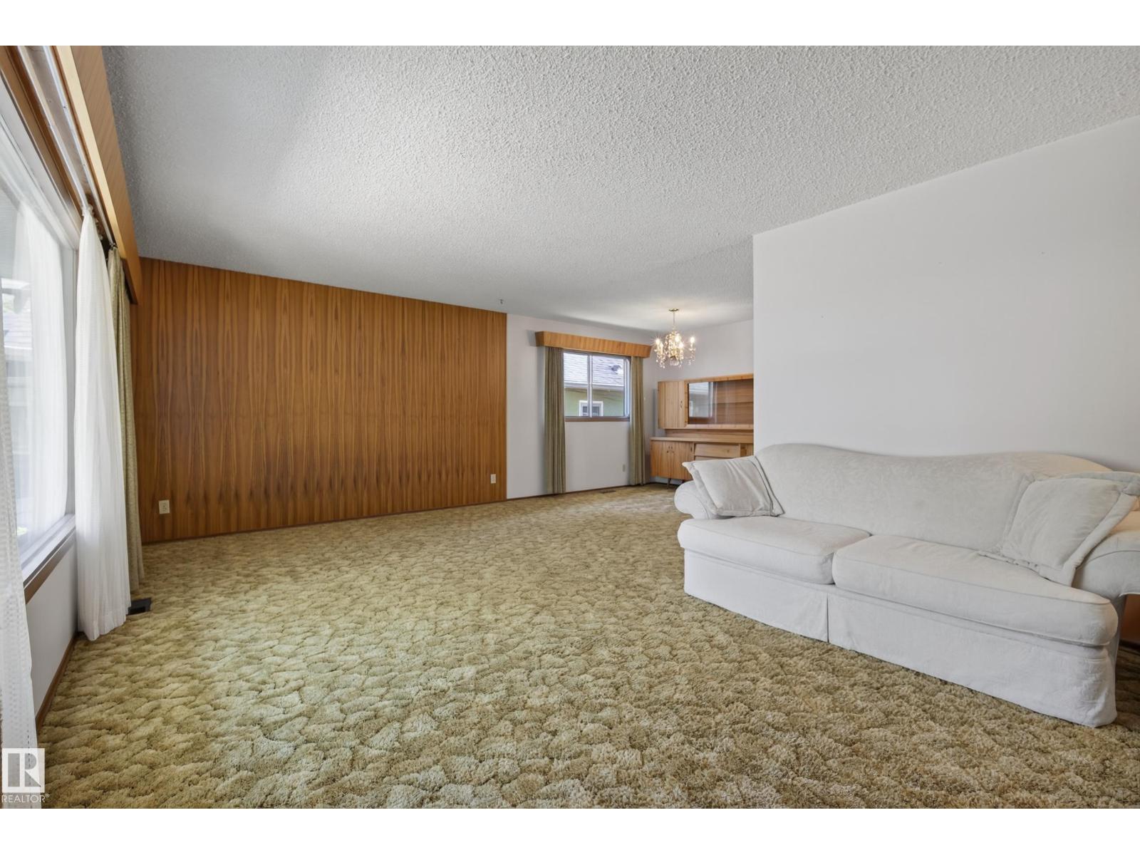 9821 83 AV NW - Image 8