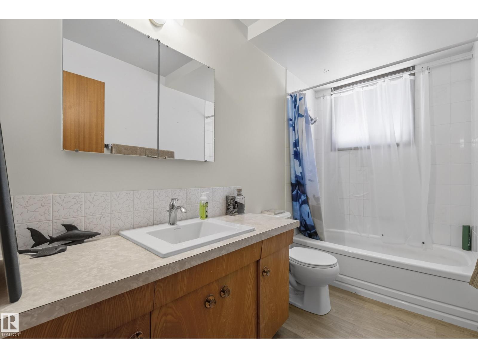9821 83 AV NW - Image 38