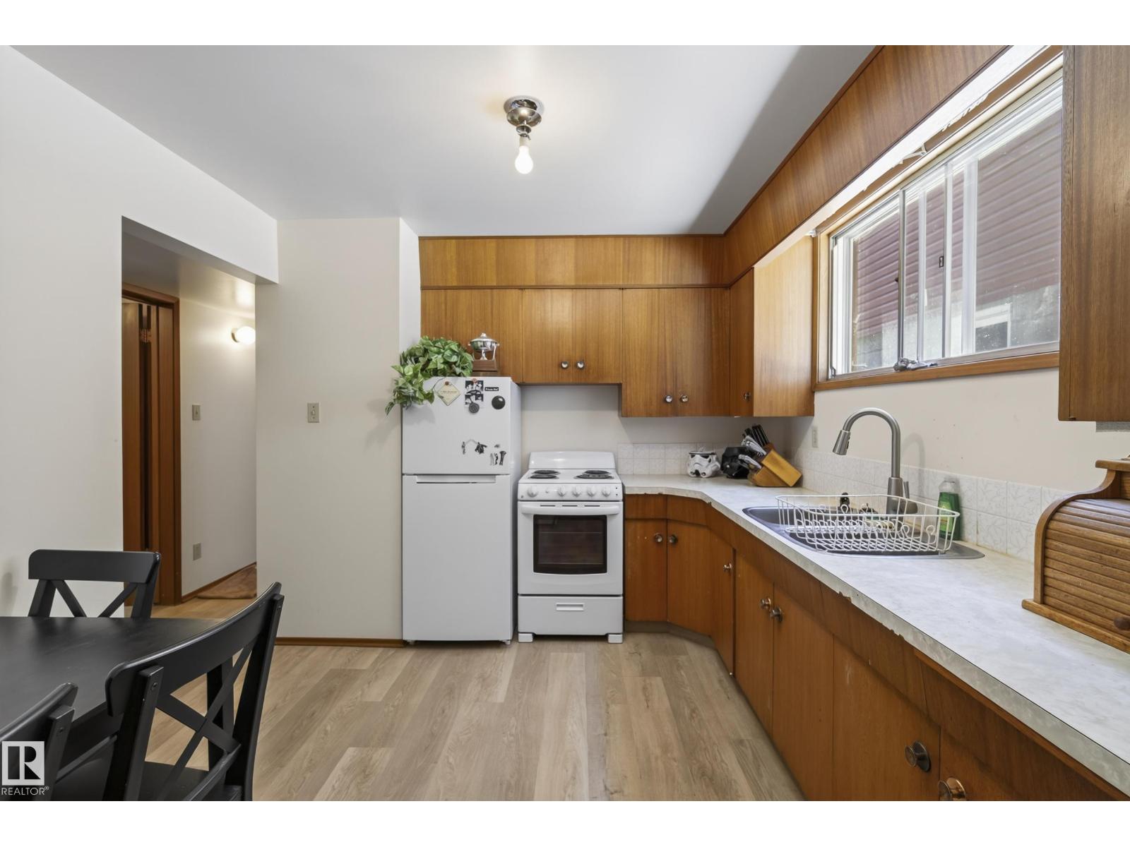 9821 83 AV NW - 40