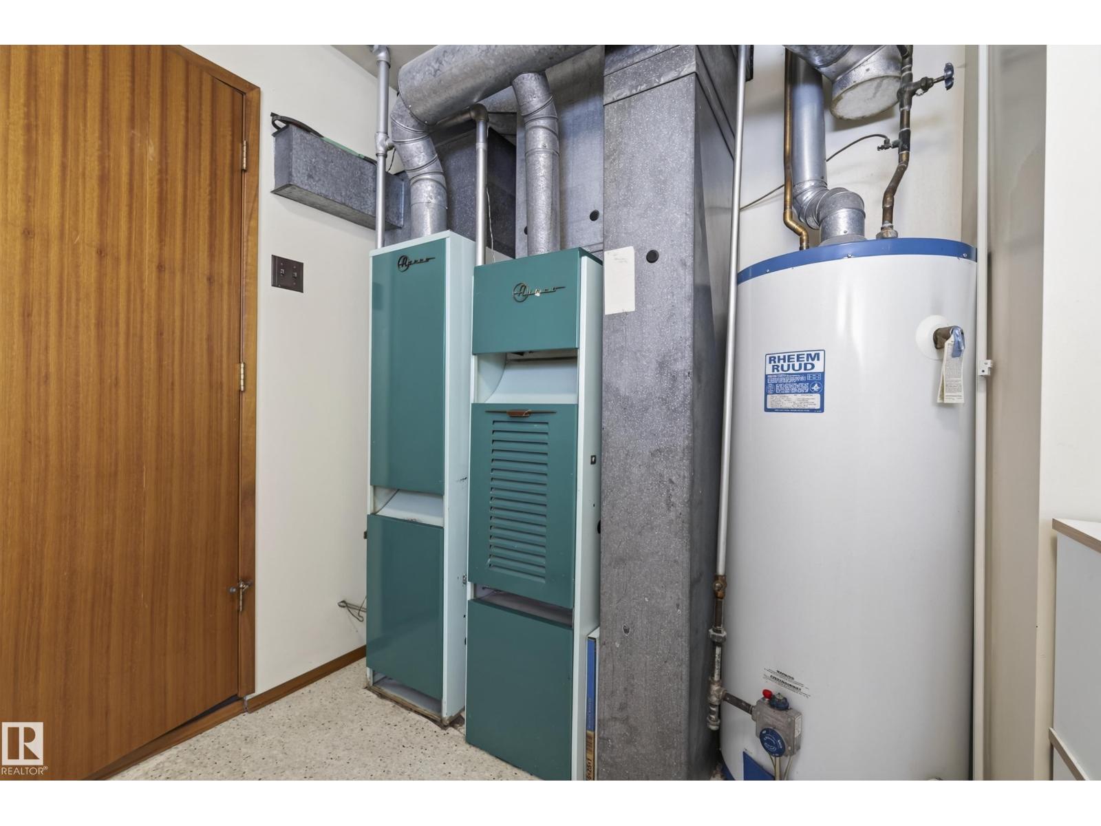 9821 83 AV NW - Image 36