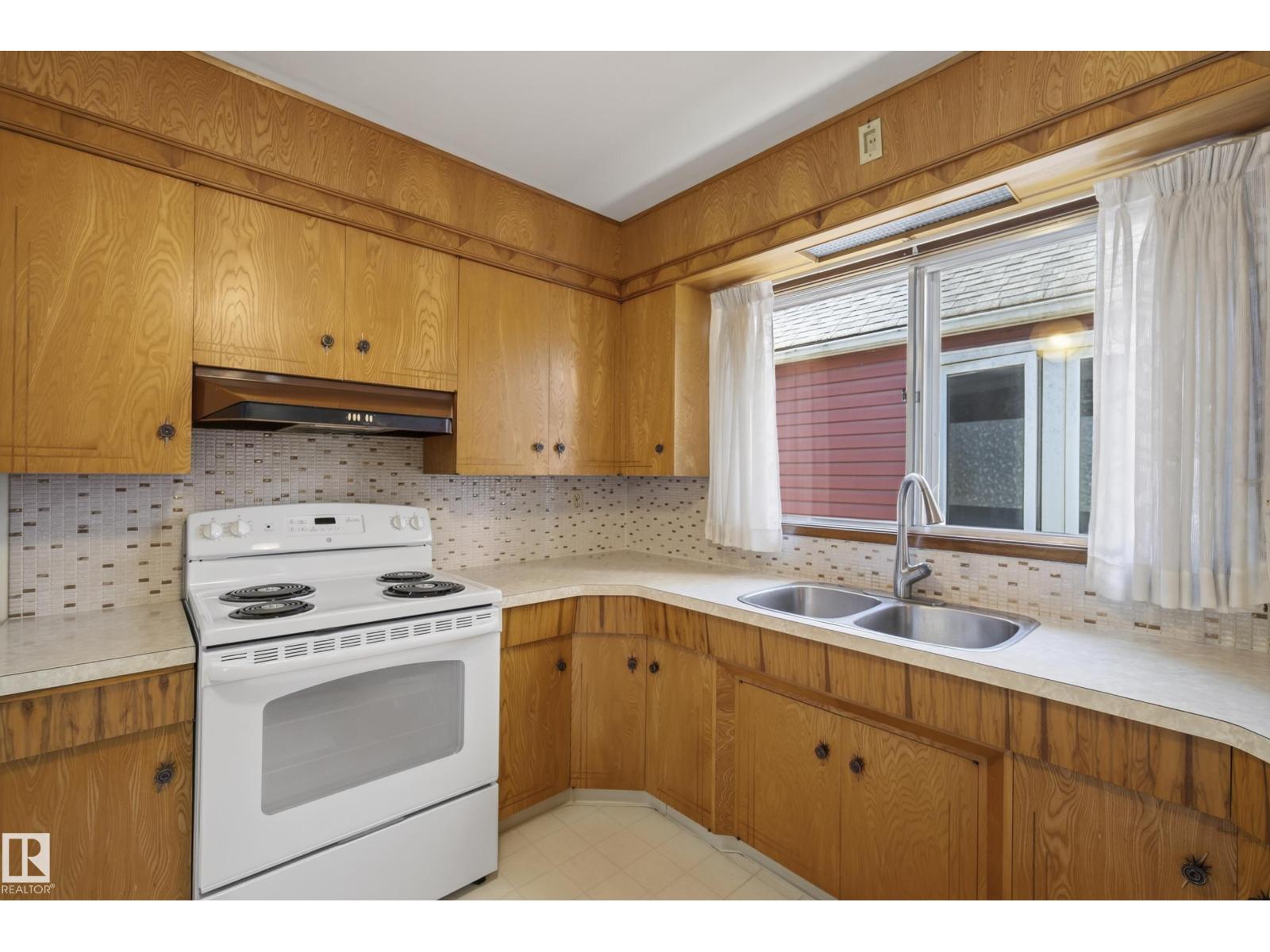9821 83 AV NW - 17