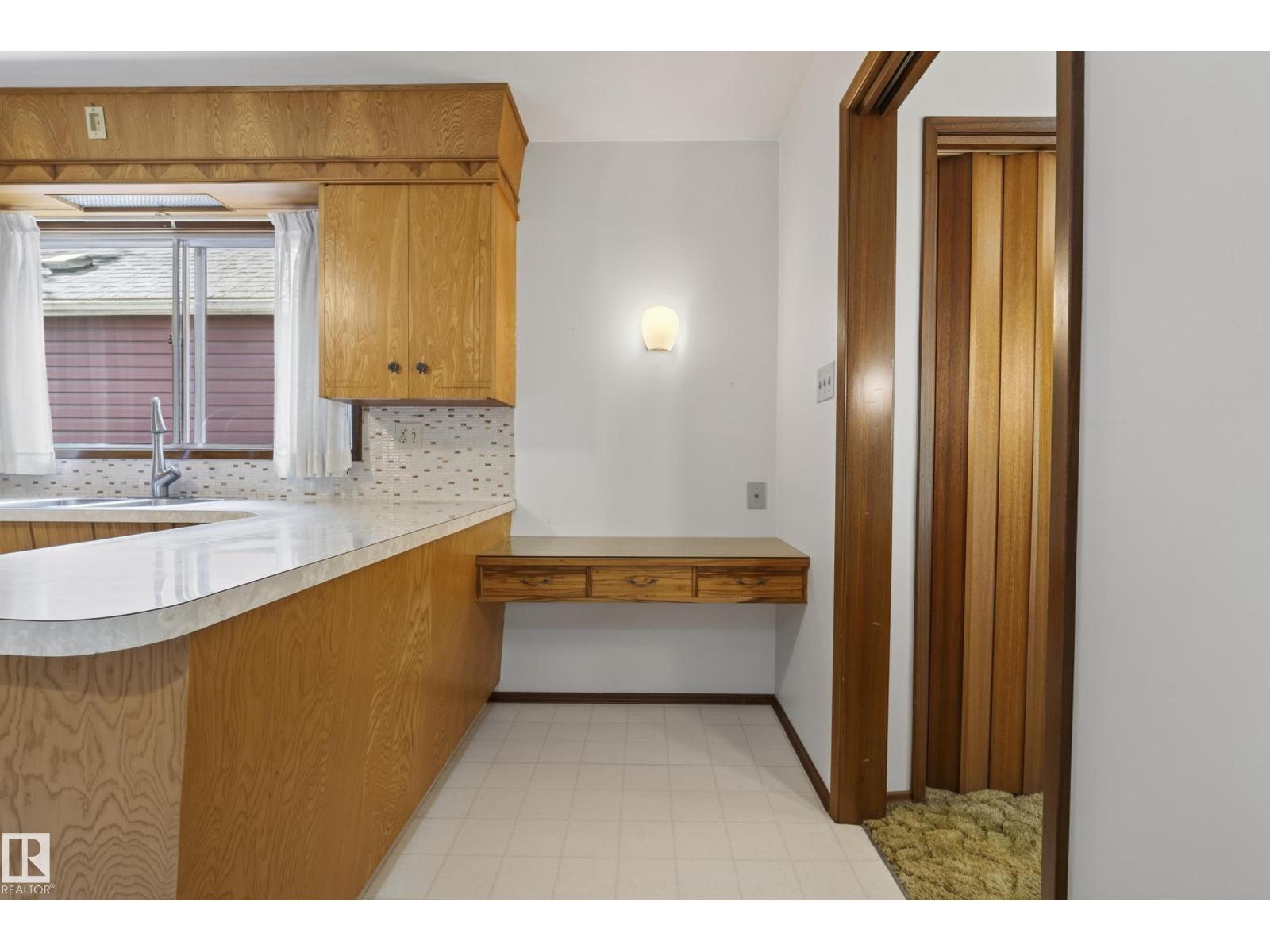 9821 83 AV NW - Image 18