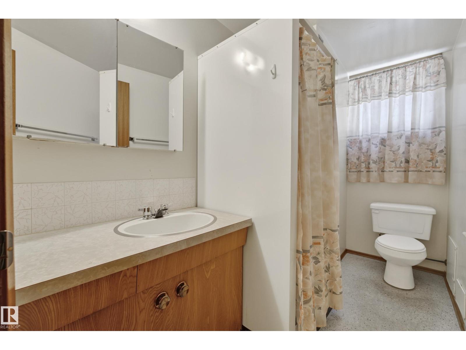 9821 83 AV NW - Image 37
