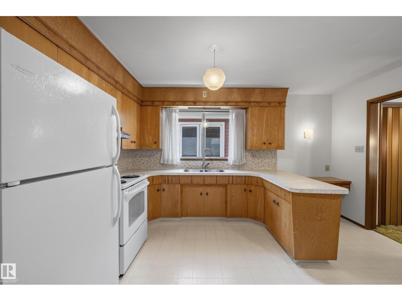 9821 83 AV NW - 14