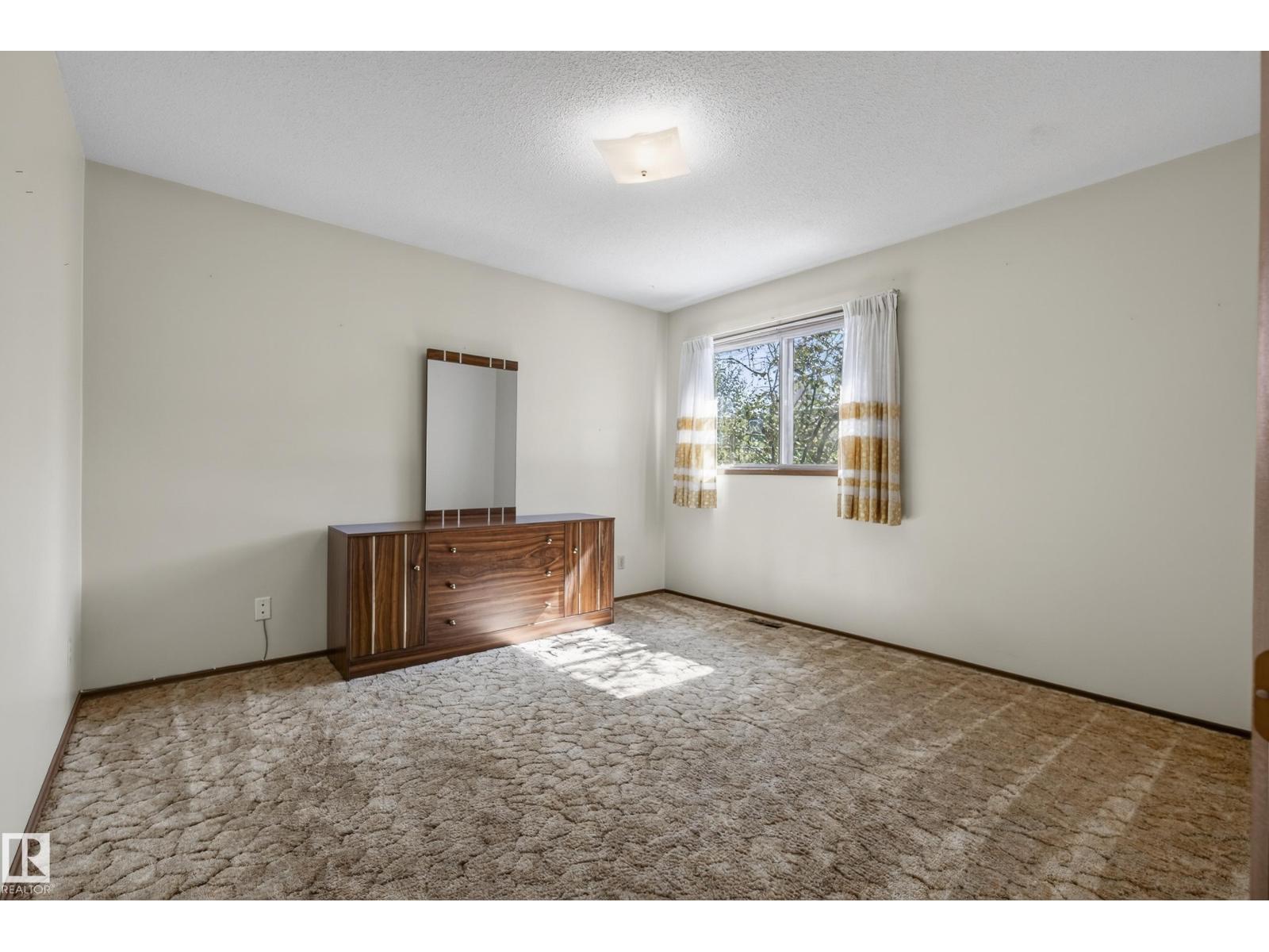 9821 83 AV NW - Image 21