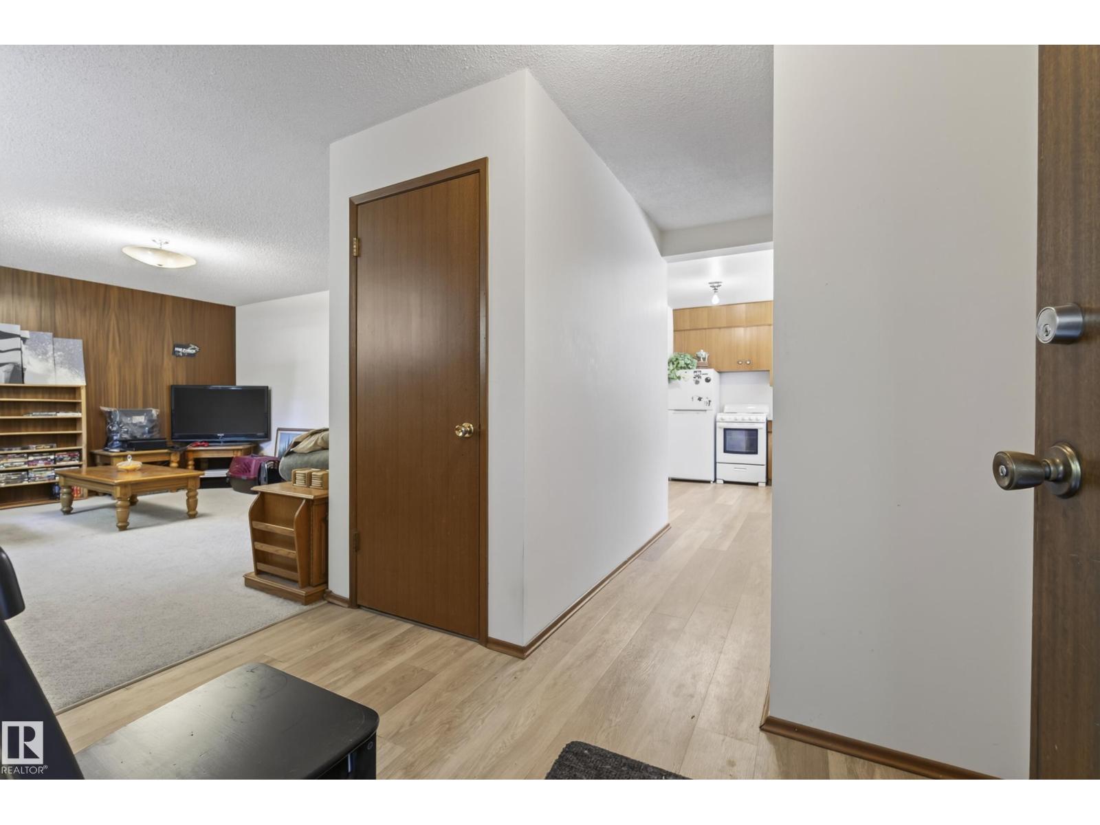 9821 83 AV NW - 44