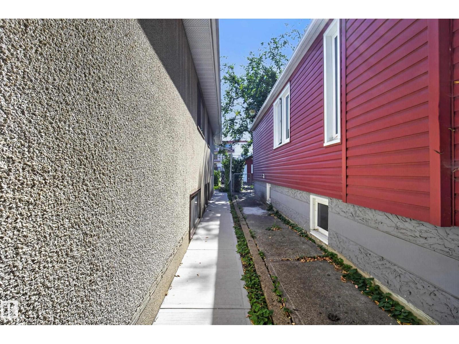 9821 83 AV NW - Image 47
