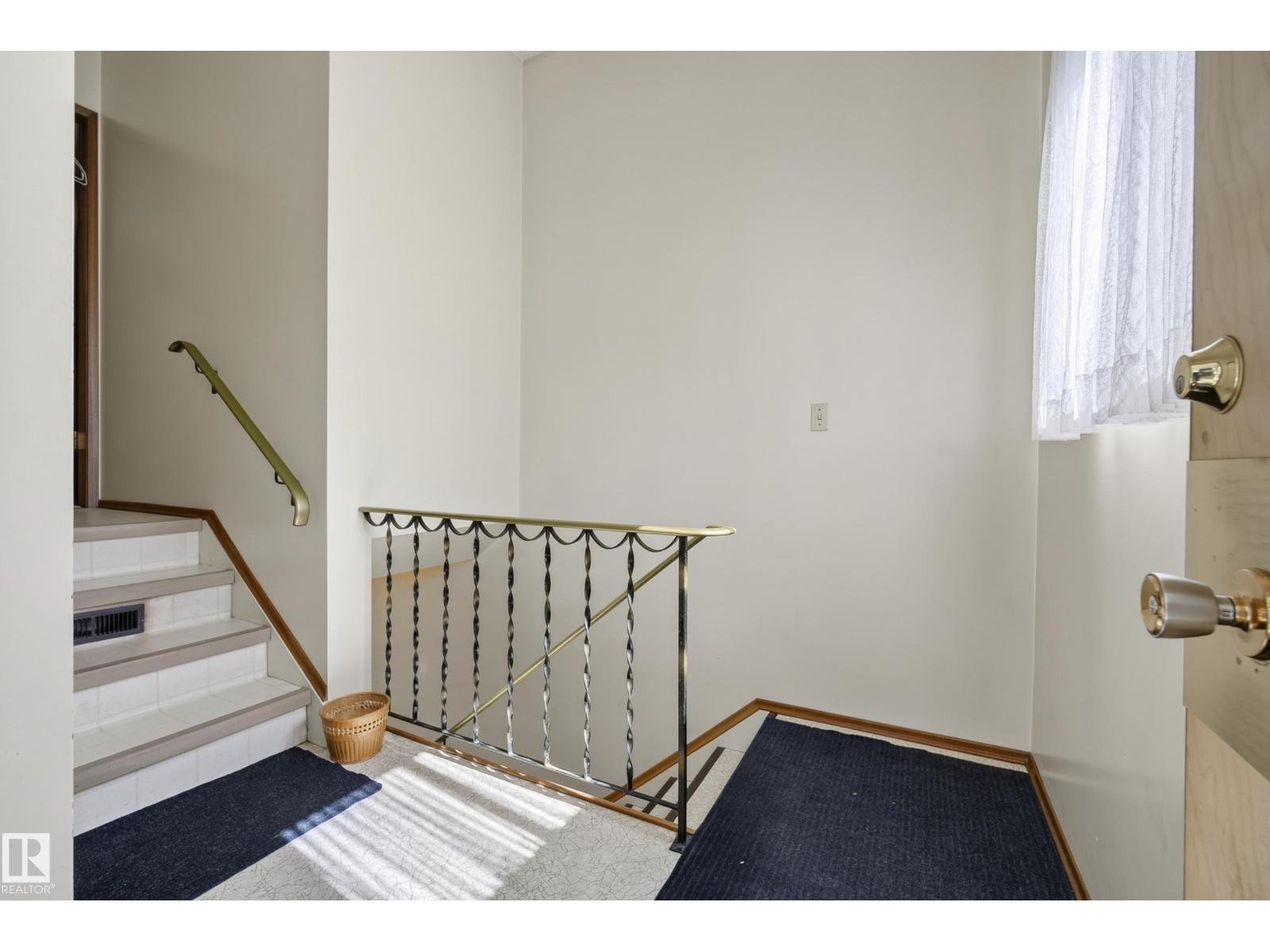 9821 83 AV NW - 29