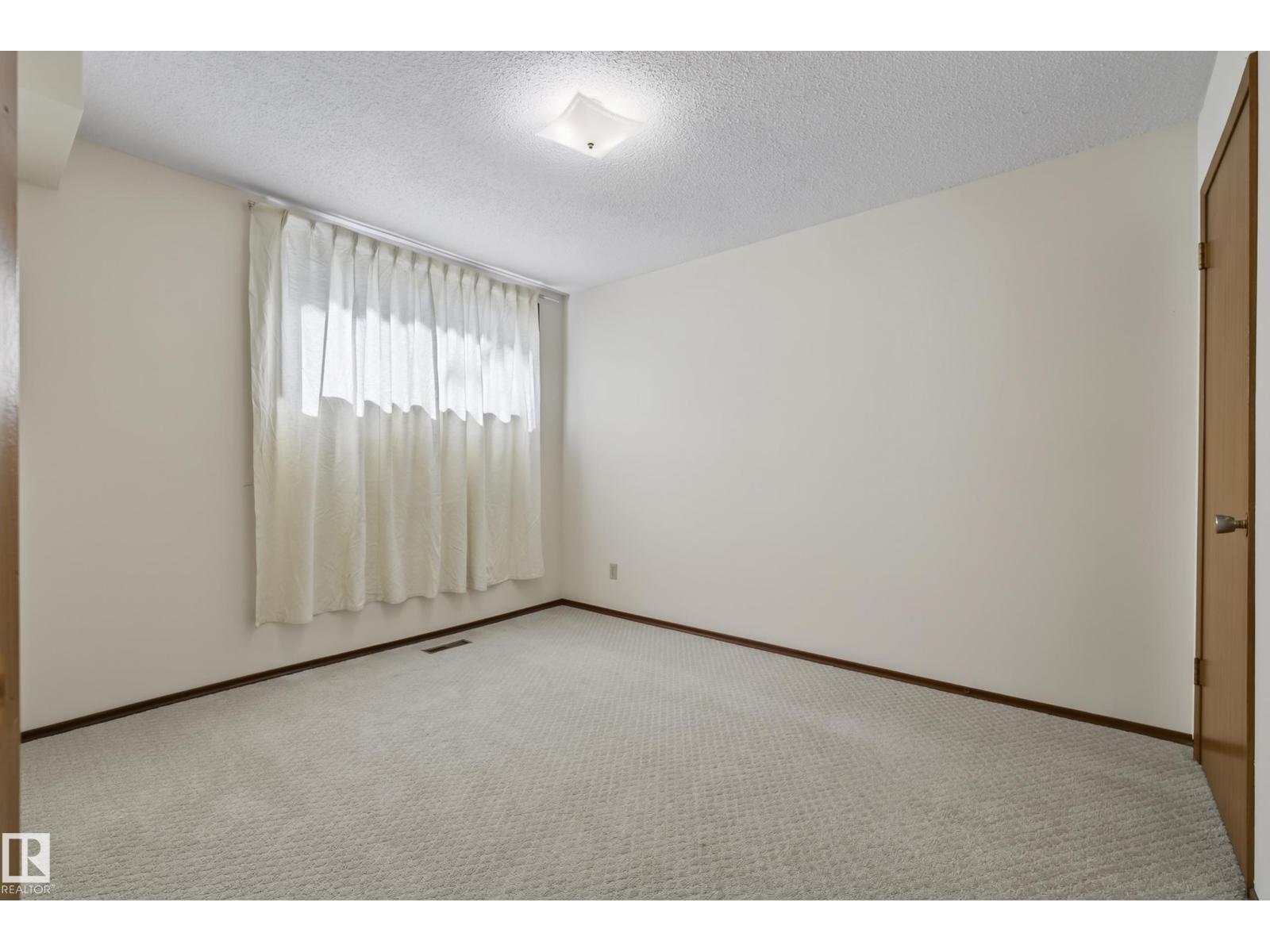 9821 83 AV NW - 32