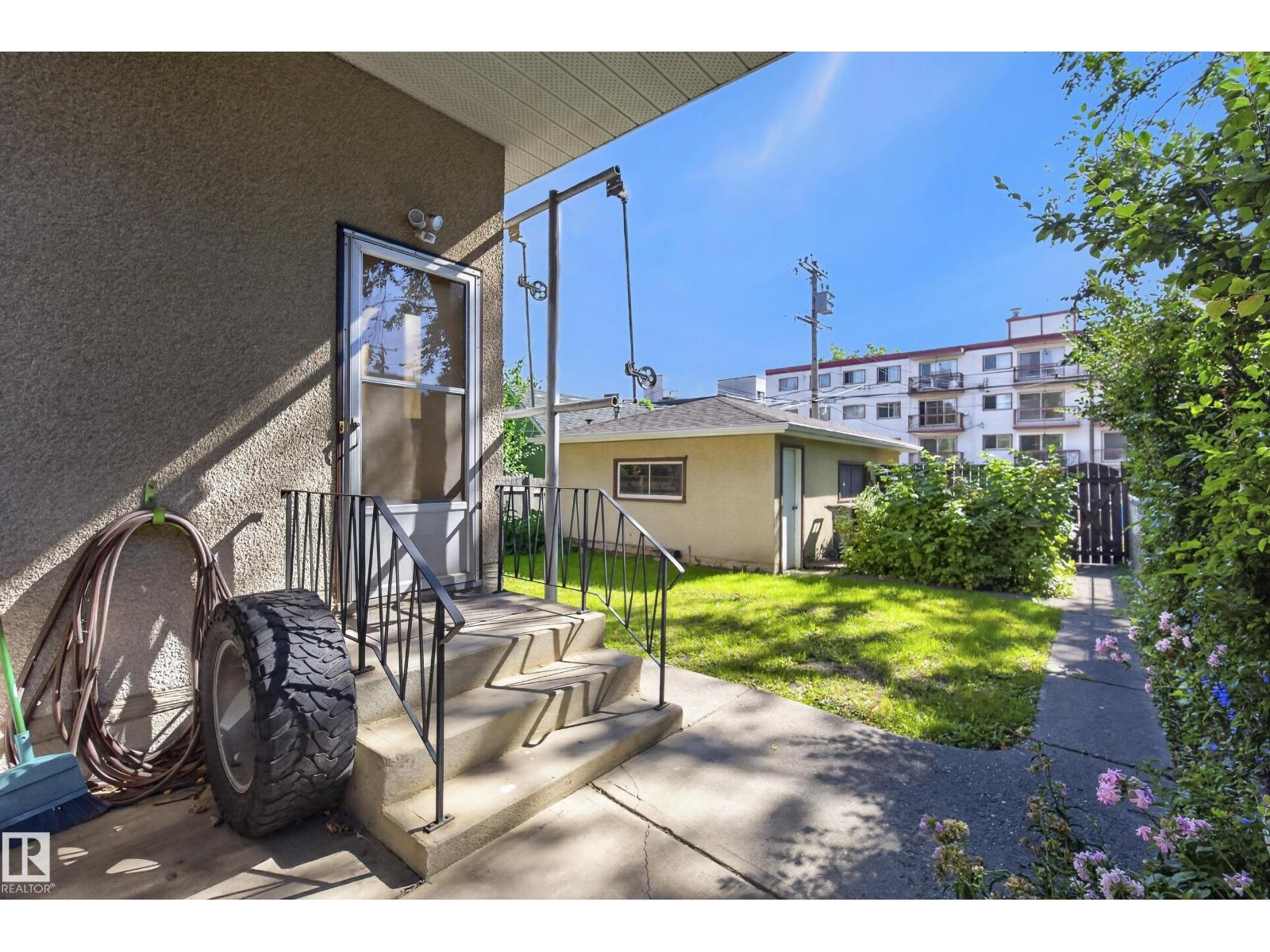 9821 83 AV NW - 48