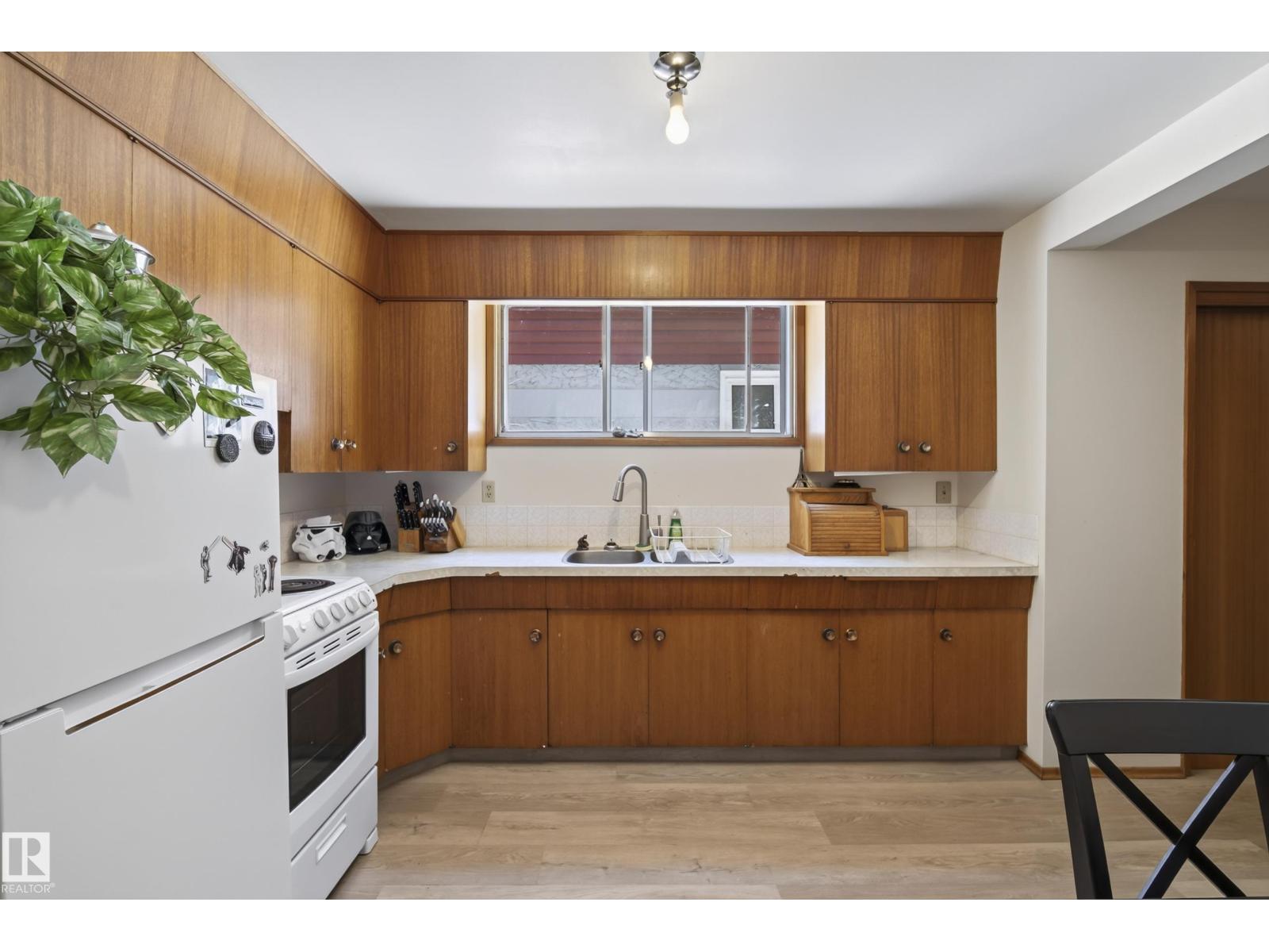 9821 83 AV NW - Image 39