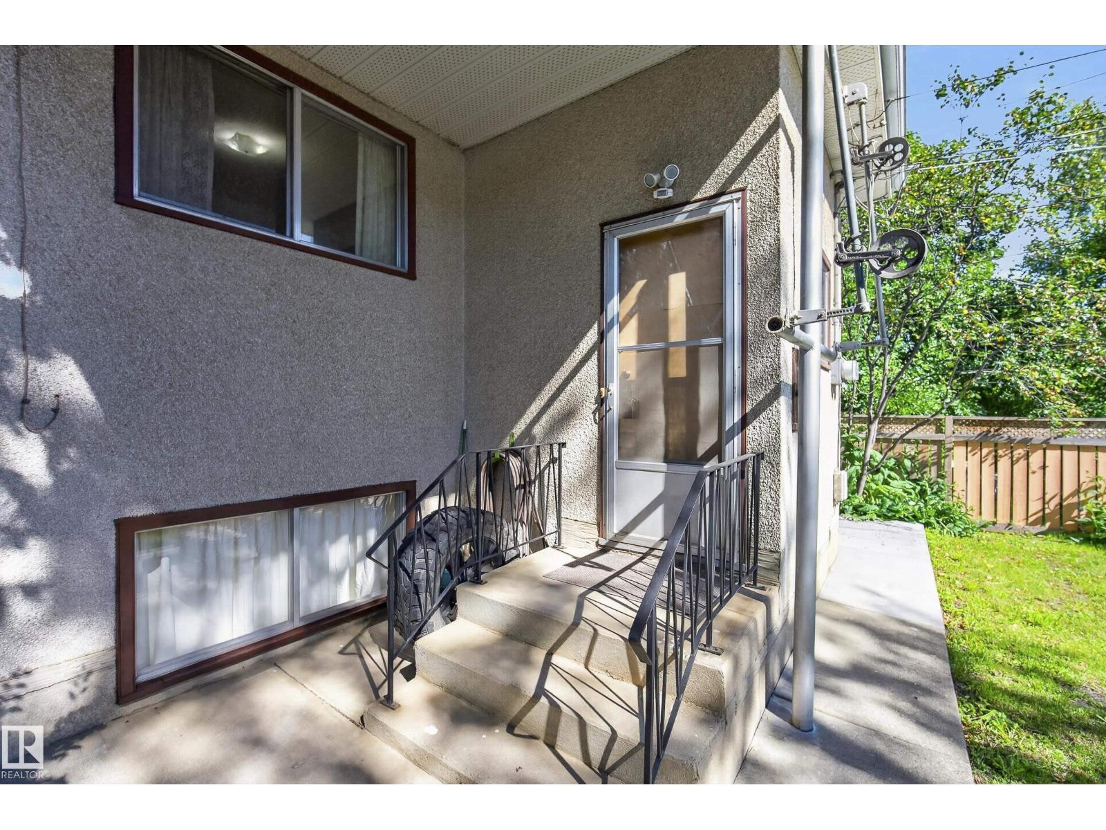 9821 83 AV NW - 50