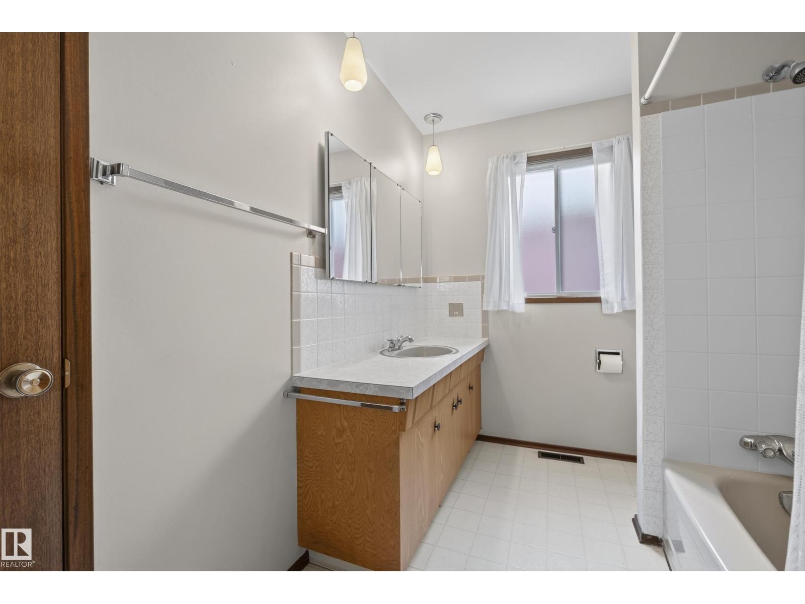 9821 83 AV NW - Image 27