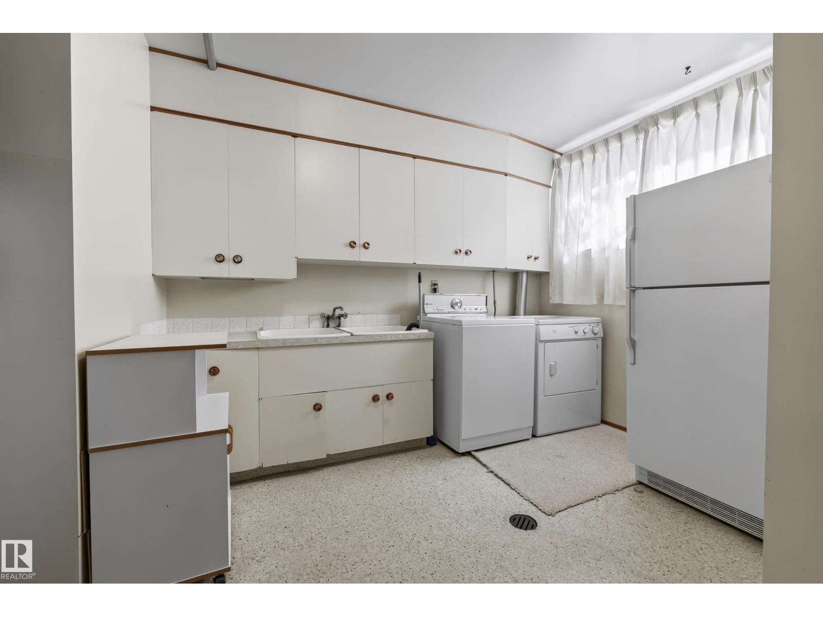 9821 83 AV NW - Image 35