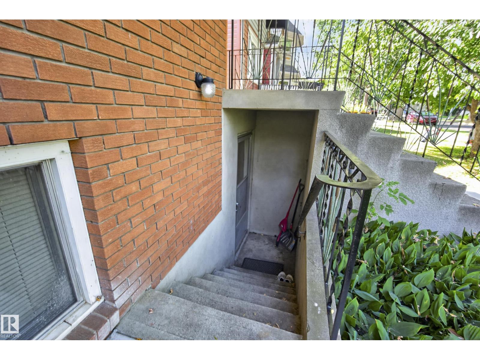 9821 83 AV NW - 46
