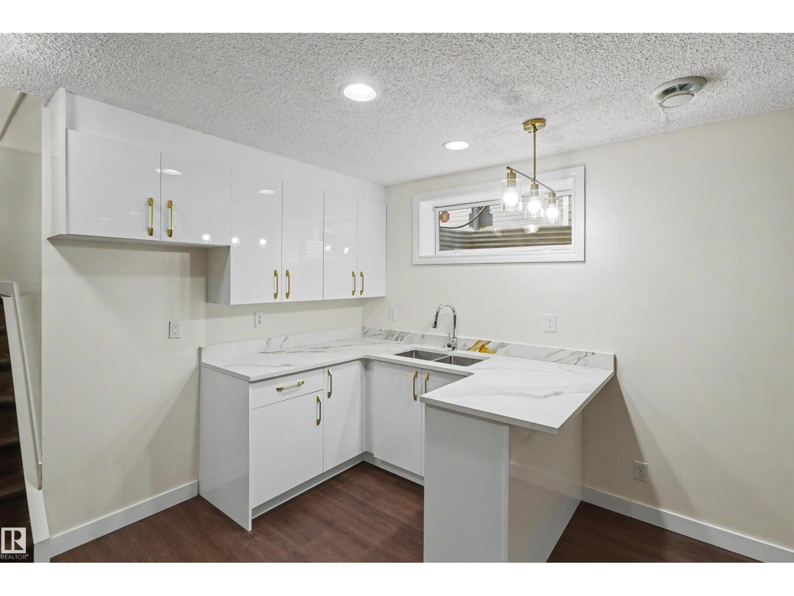 4712 201 St NW - 35