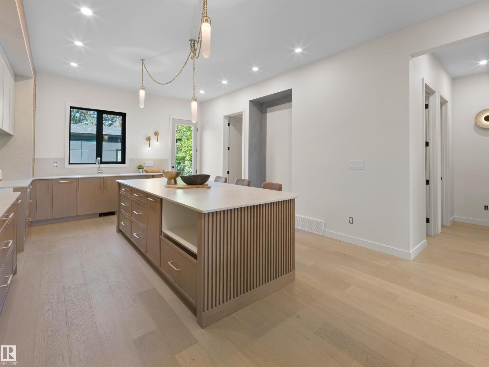 8318 120 ST NW - Image 10