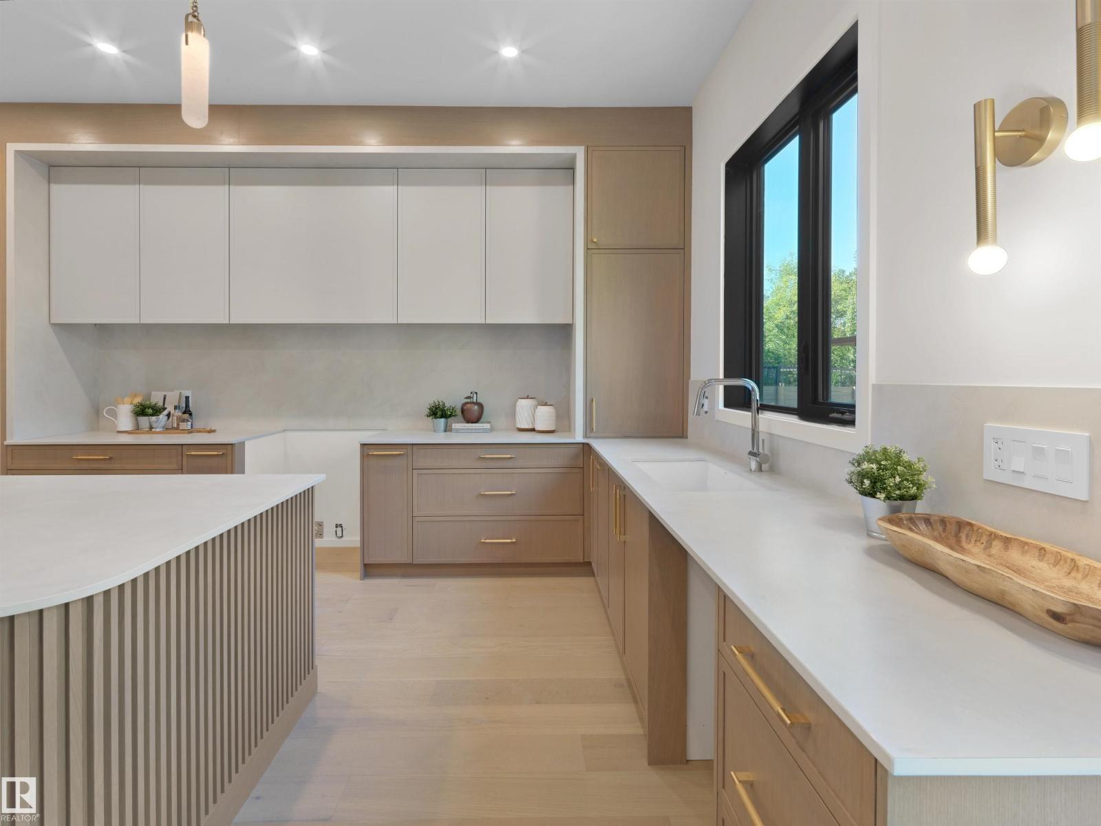 8318 120 ST NW - Image 11
