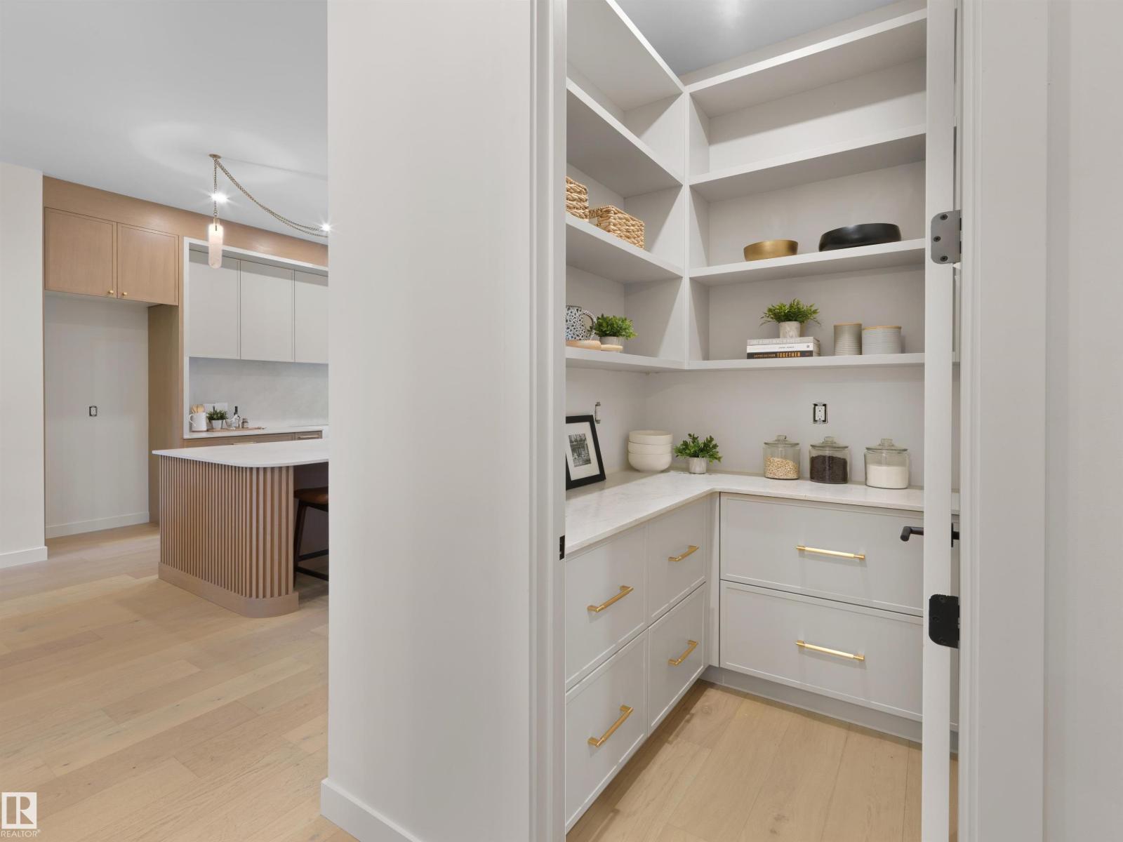 8318 120 ST NW - Image 12