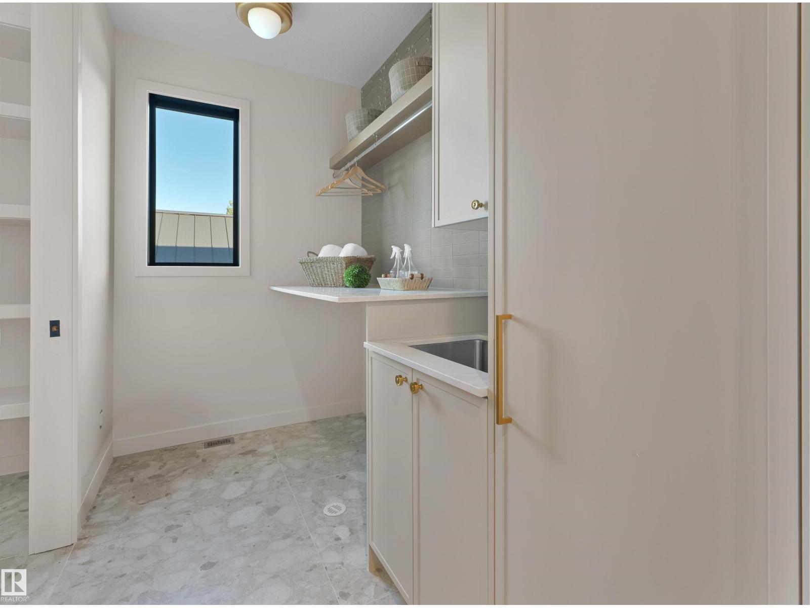 8318 120 ST NW - Image 22