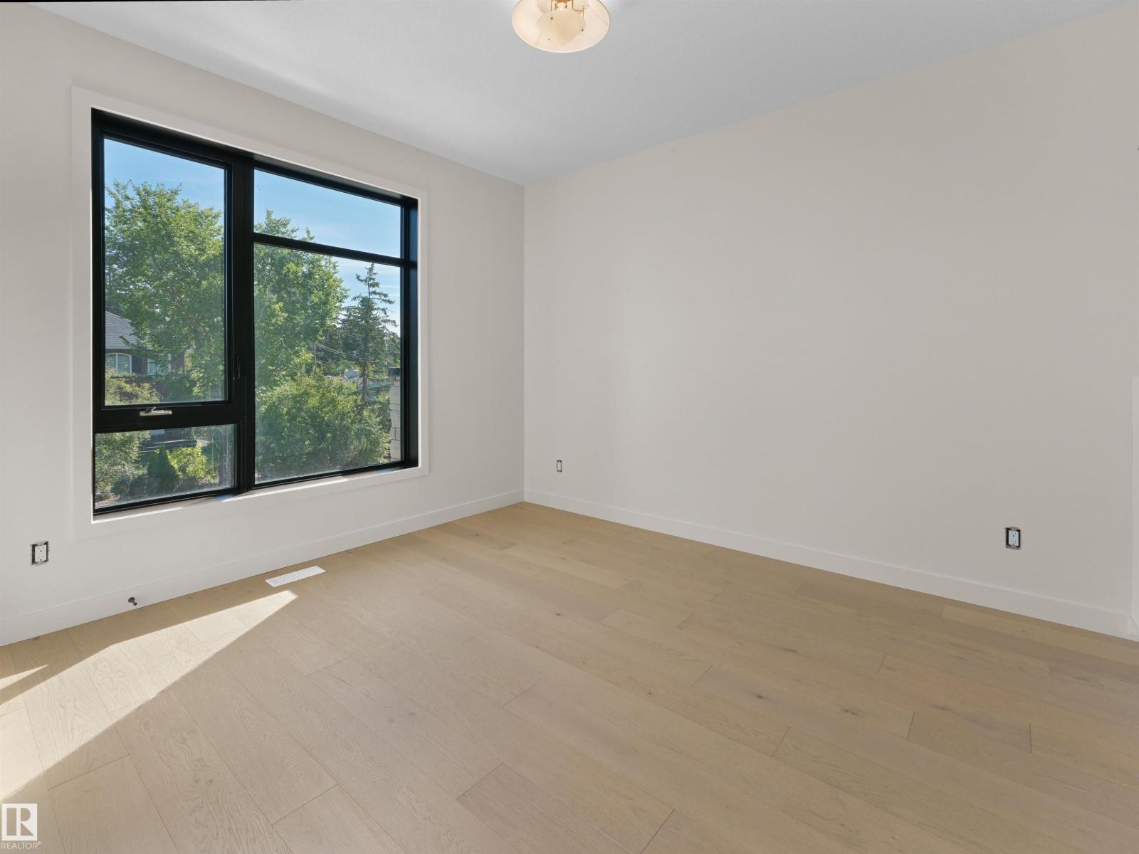 8318 120 ST NW - 23
