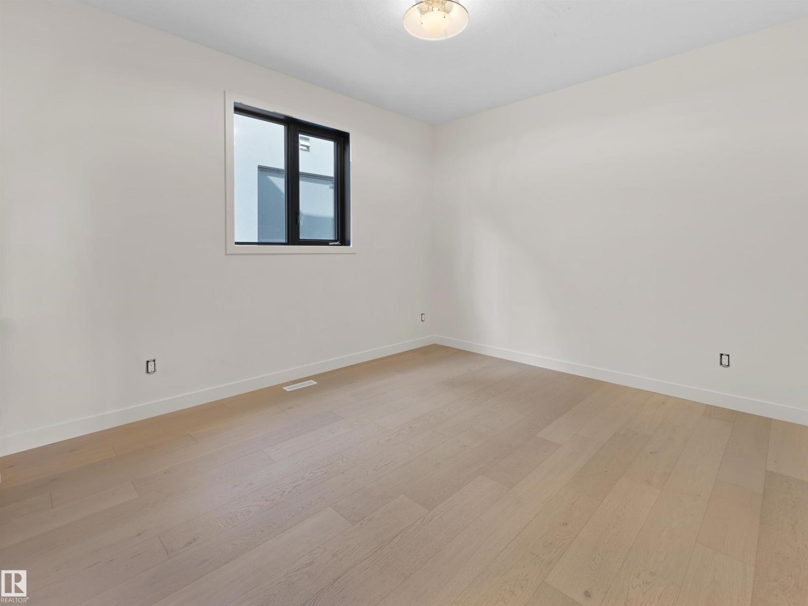 8318 120 ST NW - 24