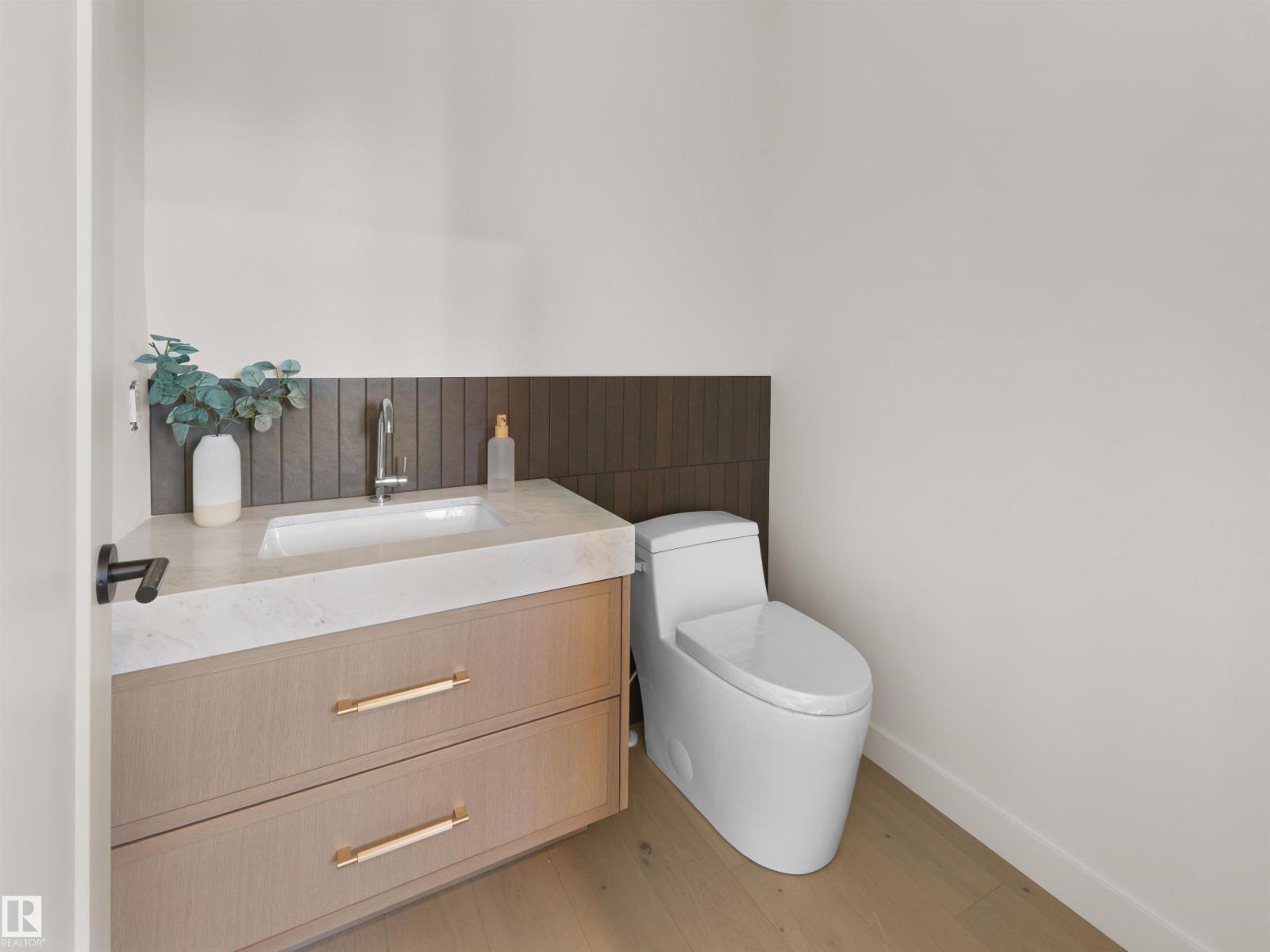 8318 120 ST NW - 29
