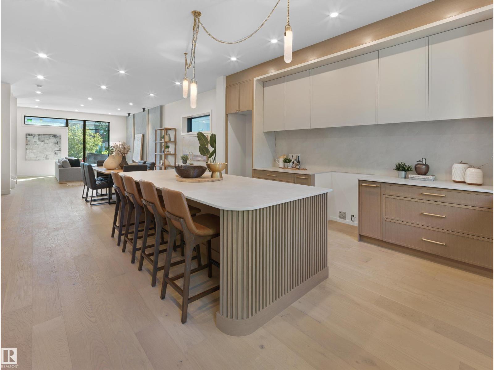 8318 120 ST NW - 8