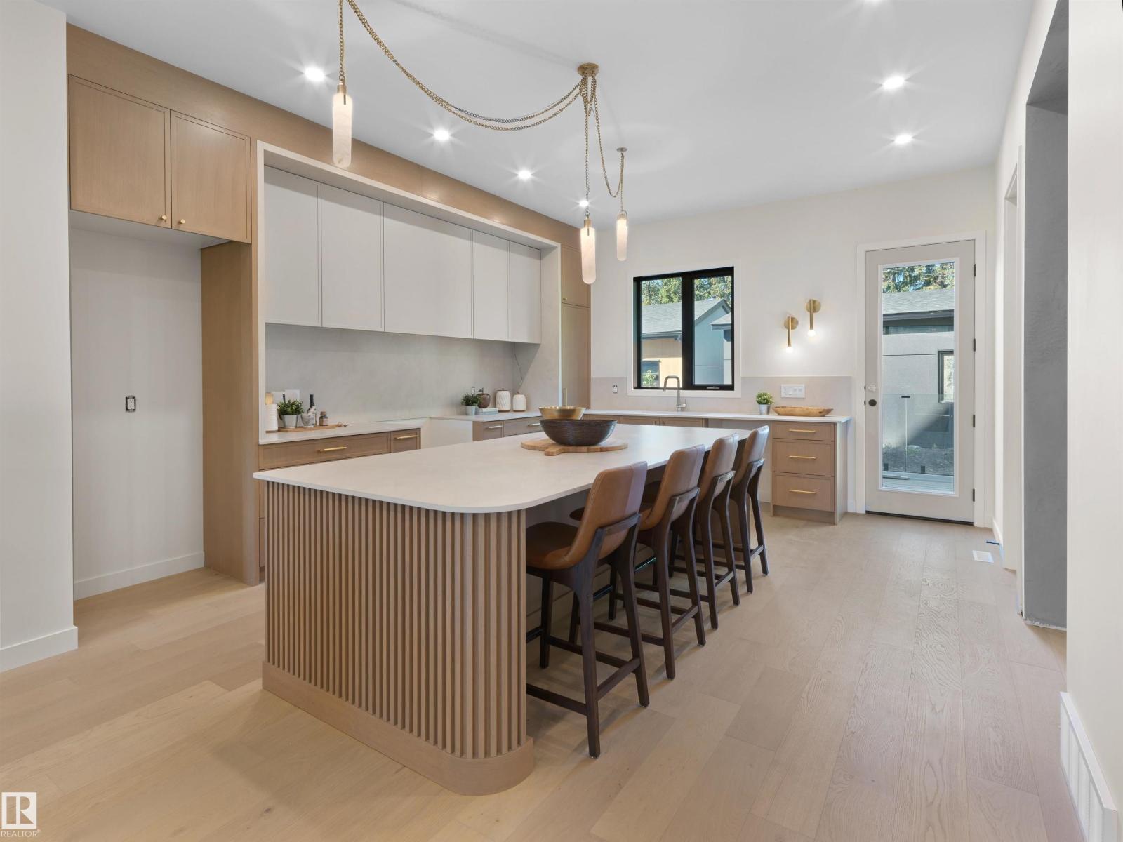 8318 120 ST NW - 9