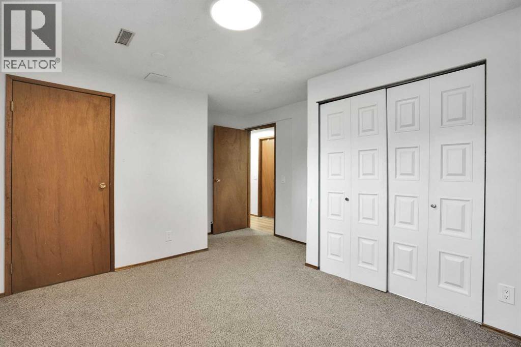 35 Queen Isabella Close SE - Image 30