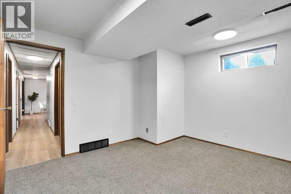 35 Queen Isabella Close SE - Image 28