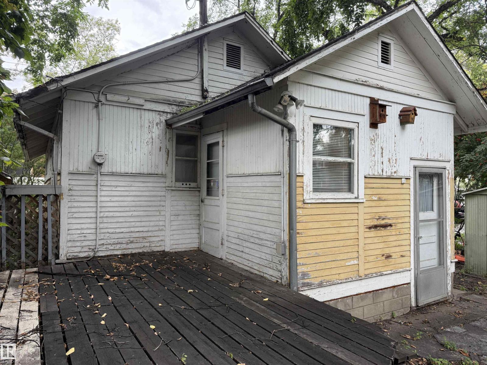 8621 100 ST NW - 2