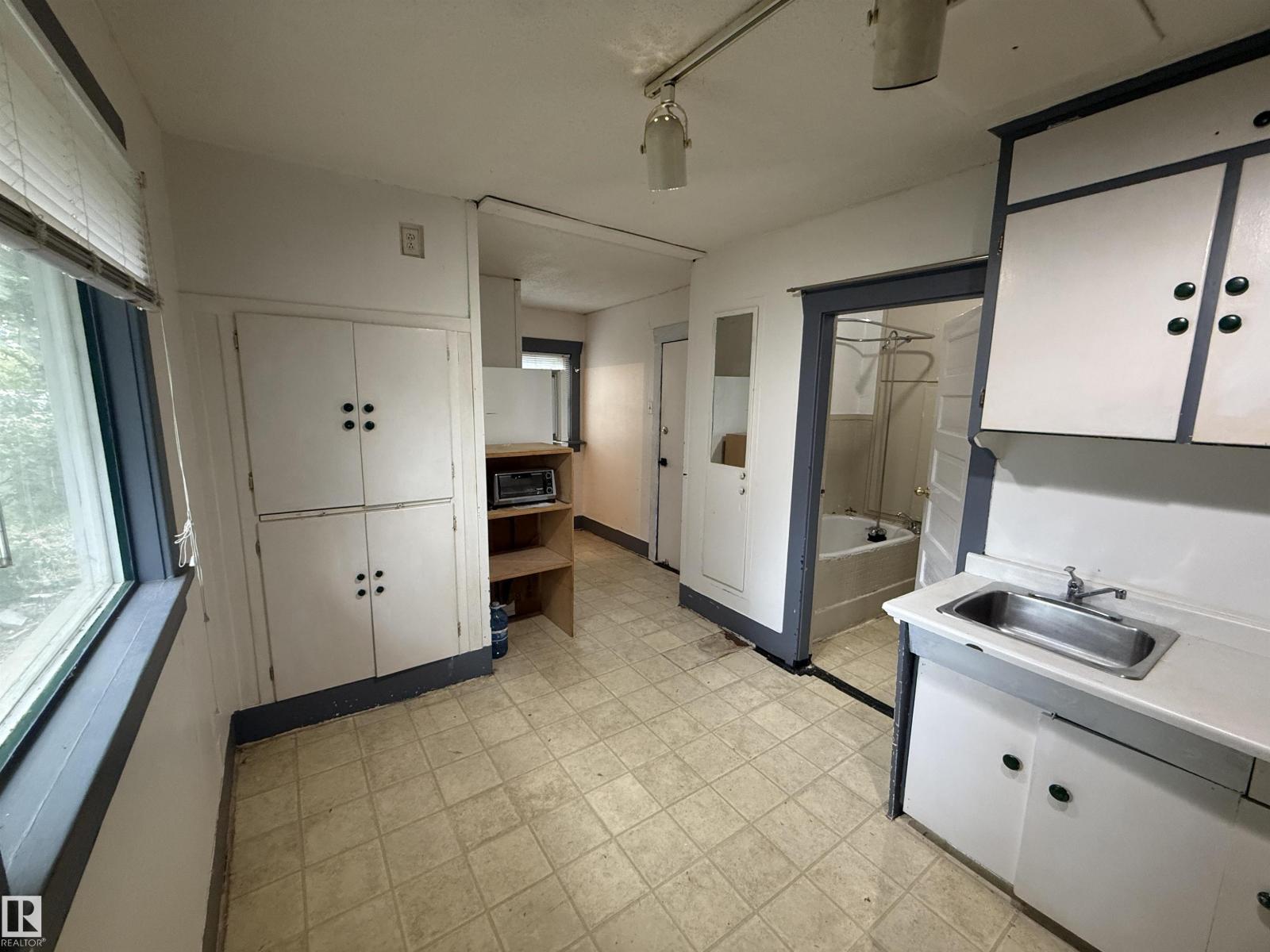 8621 100 ST NW - 20