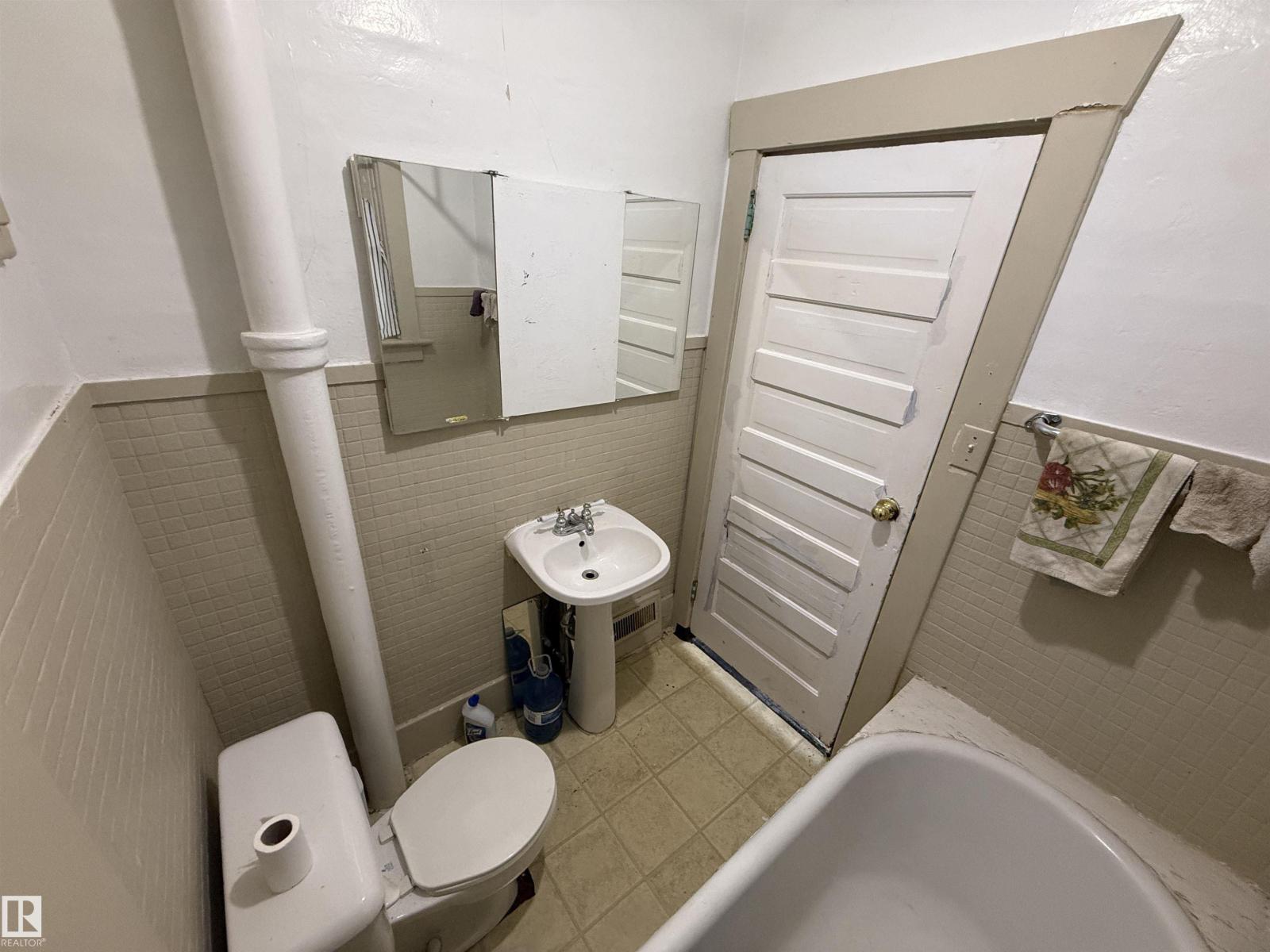 8621 100 ST NW - 26