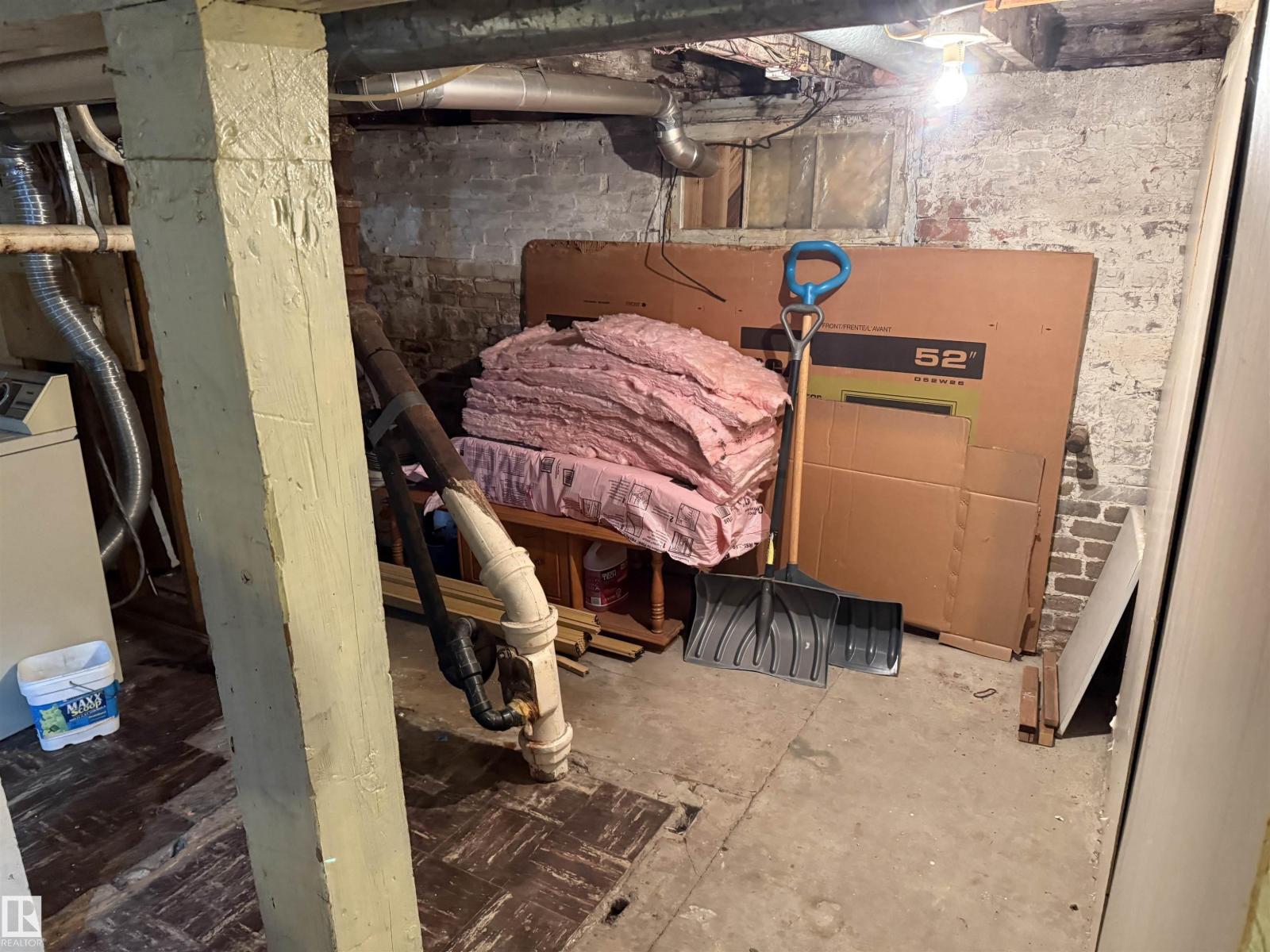 8621 100 ST NW - 32