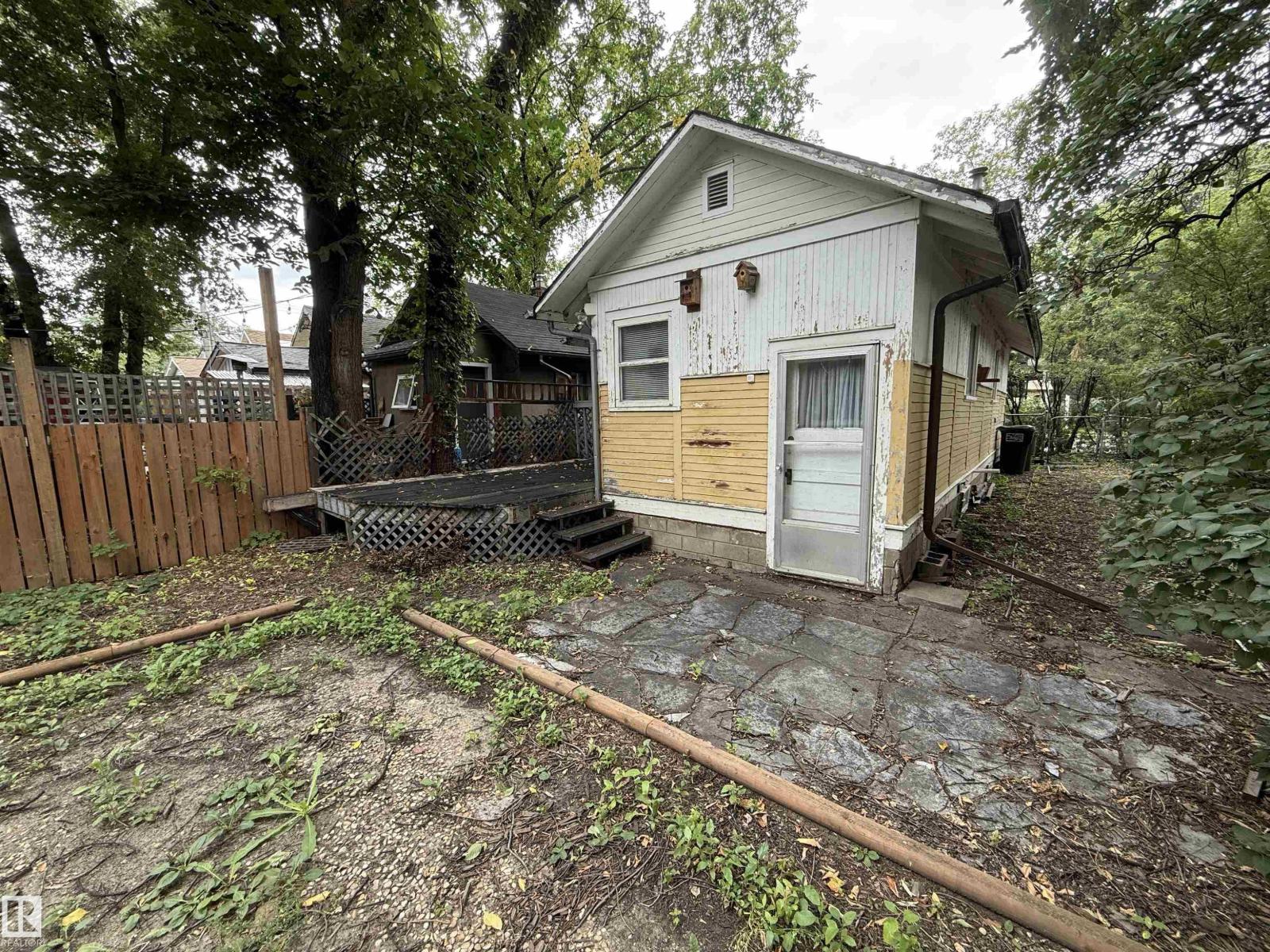 8621 100 ST NW - 4