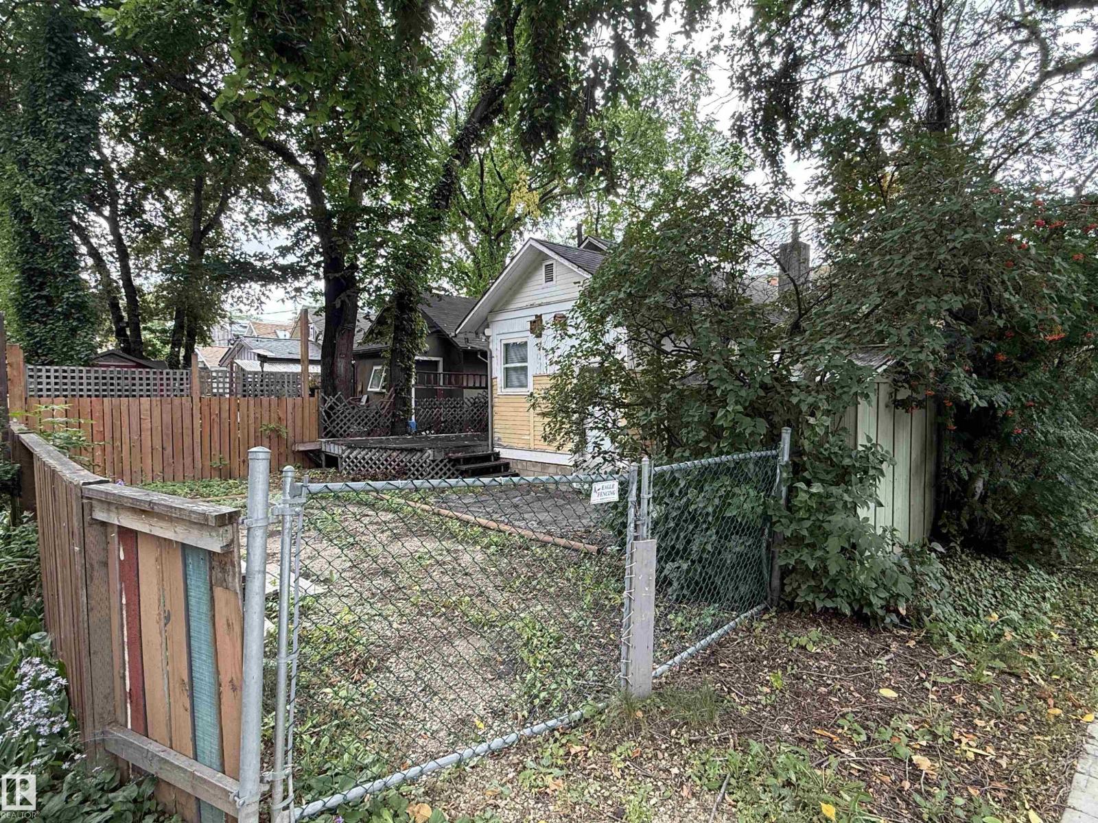 8621 100 ST NW - 5